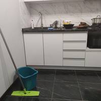 – Посуду немитого гора, якщо вранці машинку запустила, то ввечері застала її в тому ж стані: білизну ніхто не подумає розвісити. На кухонному столі крихти, їжі немає, іграшки розкидані.