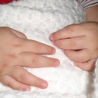 Двоюрідний брат чоловіка Олексій (до слова, дуже успішний і заможний чоловік. У столиці живе, зайнятий завжди) надіслав подарунок. Велику коробку. А в коробці ковдрочка дитяча, яку уже добряче поюзали