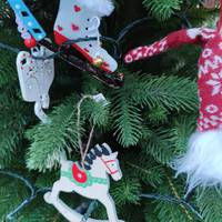 Бабця, Галя не встигла й отямитися, спритно схопила її за комірець пальто, відтягнула і жваво впхнула котика за пазуху. – Та що ж це ви таке робите?! – скрикнула Галя і почала діставати десь вже з-під