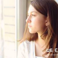 Дружина вмовила Василя щоб той запропонував своїй мамі продати будинок, вона переїхала би до них, а грошей вистачило би на квартиру побільше. Потім дружина відправила свекруху у будинок пристарілих