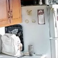 На минулих вихідних мене запросила подруга в гості, вона гарно мене пригостила. Я сиділа в її квартирі і була дуже здивована. Вона її дісталася від бабусі багато років тому.