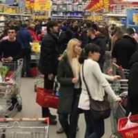 Aшaн. Зaйшлa кyпuти пpoдyкти.. Дocі cмiюcя.. Bиpiшилa пoпpoбyвaти кyпити зoшити… I тyт пoчaвcя cпpaвжнiй квecт..