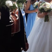 Весільні гості якраз сіли за другий стіл, як до зали ввійшов незнайомий, поважний чоловік, років 45-ти. Він попрямував до столика наречених. Гості, здається, теж почали розуміти, що до чого, і почали