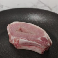 Різко похолодало, Аня дістала теплу курточку і раптом виявила за підкладкою ключі від квартири колишнього чоловіка, які вони майже рік тому шукали. Думала подзвонити і віддати, але передумала …