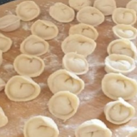 Я вирішила наліпити пельменів, які так любить мій чоловік. Поскладала їх на дошку, яку забула притрусити мукою. Першою додому прийшла свекруха, побачивши це видовище, зраділа і здивувалася.