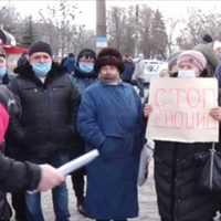 Відео. “Ми американській вакцині не віримо! Вколють нам якусь гидоту, а російську на собі спробуємо, а потім діткам …” Під Харковом пенсіонери вимагають російську вакцину “Супутник V”