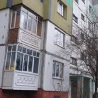 На самому весіллі свекор нам сказав: «Дорогі молодята! Я дарую вам ключі від своєї квартири, можете переїжджати хоч сьогодні! Якщо моя перша і улюблена дружина прийме мене назад до себе, я буду дуже р