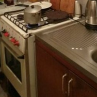 Вчора до Валентини Петрівни приходив син у справах, роззувся і мати побачила, що в нього діряві шкарпетки. Вона ще давно подарувала невістці нову дорогу праску, вже два роки пройшло, а вона й досі у н