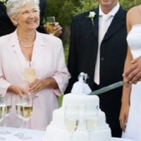 Вже 4 роки я не спілкуюся з своєю мамою. Непорозуміння виникло в самий день мого весілля. Після того, як ми розписалися і взяли шлюб в церкві, брати чоловіка запропонували нам поїхати на машині по око