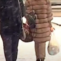 Соломія має три квартири. В одній живуть з дітьми, дві здають в оренду. У неї немає батьків, чоловік залишив, ні братів, ні сестер, ні родичів близьких.