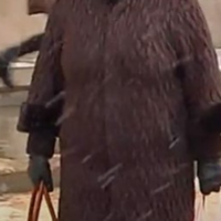 Влітку моя подруга поїхала в санаторій, а в її квартиру став щодня приходити син. Я дуже здивувалася, адже він одружений, сім'ю має, а ночує в квартирі матері. А якось вранці я побачила, що він виходи