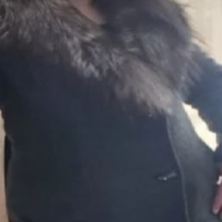 Якось в шафі у свекрухи я побачила новеньке пальто. Коли придивилася уважніше, згадала, що в моєї мами теж таке було. Такі пальта з великим коміром з хутра були модними ще років 30 тому.