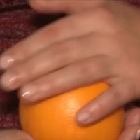 Син до мене вчора заїжджав у справах. Я попросила його про допомогу. Він у мене провів лише одну годину, а невістка вже три рази йому за цей час телефонувала, щоб швидко їхав додому.