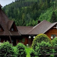 Одного разу чоловік мій поїхав у відрядження і сказав що приїде через 3 дні. Я спокійнісінько лягла спати. Прокидаюся серед ночі від того, що хтось сидить біля мене на ліжку. Дивлюся – а це мій чолові