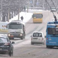 Кондуктор вигнала з тролейбусу 13-річну дівчинку на мороз -20. Реакція пасажирів на це - просто вражає.