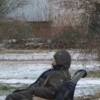 Василько вийшов з гімназії і побачив, як за однокласниками приїжджали мами на дорогих авто, у красивих шубах, з гарними зачісками. А біля воріт чекала на нього його мама: Катерині трохи за 50, одягнен