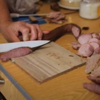 Свого зятя і сватів ми з чоловіком жодного разу не бачили. Донька виходила заміж в столиці, нас вже повідомила по телефону після весілля. Запросити посоромилася. А потім сама приїхала до нас по гроші,