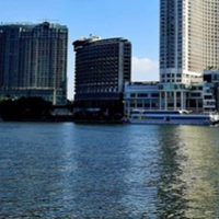 З’явилася у сина дівчина, вся така гламурна, коли випадково їх зустрів разом, відразу зрозумів, йому буде весело, але думки думками, а зустрічалися вони так місяців зо три, поки на море разом не полет