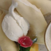 Сидів з дівчиною в кафе, увірвалася Іринка, старша з моїх сестер, дала мені ляпаса і влаштувала істерику: – Мені вдома дітей наших годувати нічим а ти тут з дівчиною розважаєшся, гроші витрачаєш?