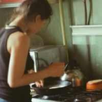 У мене вдома тепер живуть двоє чоловіків – один готує і в магазин ходить, інший – пере і прибирає. Як тільки свекруха стала єдиною власницею квартири, в той же день вона змінила замки і виставила всі