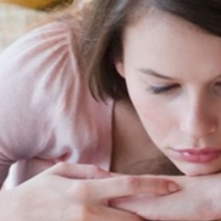 Тон майбутньої свекрухи відразу змінився, вона встала з-за столу, а коли повернулася, сказала, що оскільки тут всі свої, то скривати їй нема чого.