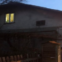 Марія вставала раніше за всіх, готувала сніданок чоловікові, і збирала йому поїсти на роботу, потім вставав чоловік, снідав, збирався і йшов на роботу, попутно висловлюючи, що знову Марія не так чай н