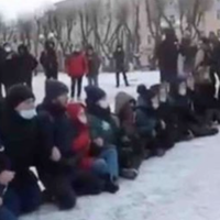 Відео. Перші мітинги в Росії: Затримання дитини, мітингуючі стоять навколішки...