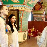 Киянин: “Побачив цю молоду пару закоханих молодих людей, в нашому храмі, зранку. Вони, одягнуті в яскраві сорочки-вишиванки, аж сяяли…”