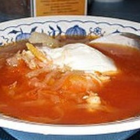 Одного дня до нас прийшла свекруха. Поки вони з чоловіком обідали, я прибирала у ванній. А коли я зайшла на кухню, то чоловік голосно мовив, щоб я варила смачніший борщ.