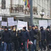 «Газ народу, посередників геть»: під мерією зібралося кілька сотень протестувальників