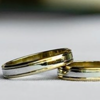 Сьогодні я прийшов раніше з роботи і побачив, що обручка дружини лежить на полиці. Потім Світлана повернулася з роботи, швиденько наділа її на палець і взялася мити посуд. Я весь вечір мовчав, навіть