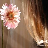 Мене виховувала бабуся. Моя мати залишила мене без грошей в іншій країні, коли мені було всього 17. Я залишилася зовсім одна, без знання мови, без грошей і допомоги