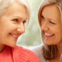 Одного разу я мила посуд, і випадково розбила тарілку з улюбленого сервізу свекрухи. Я сподівалася на будь-яку реакцію, але тільки не на таку. Коли мама чоловіка побачила це, сказала, щоб я не перейма