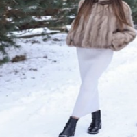 Трикімнатна квартира, машина і модний одяг Ірині дісталися від її тітки, яка поїхала на заробітки за кордон, а через деякий час вийшла заміж, і там і залишилася. А улюбленій племінниці дозволила корис