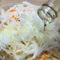 Нещодавно у подруги був день народження. Тетяна запросила до себе чоловік 20. Я дуже шкодую й досі, що погодилася прийти. Таня живе у двокімнатній квартирі, одна кімната якої була весь вечір замкнена,