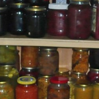 Щоосені я готую консервацію, свекруха лише критикує мене: її донька смачнішу готує, солі дає більше, а оцту менше, і кришки не такі купує. Зараз бачу, що моєї консервації все менше і менше стає.