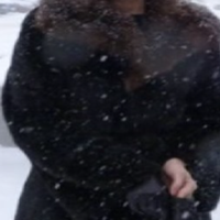 Люба вийшла заміж, іноді приїжджала в село провідати дітей, підкинути грошей з аліментів, що висилав колишній чоловік, та привозила кілька подарунків. Її другий чоловік поставив їй умову – Люба йде до