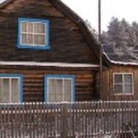 За матір'ю Петра вже багато років доглядаю я з чоловіком, хоча в неї є ще дві доньки у місті. Сестри чоловіка приїжджають до матері десь раз на два місяці, хоча хату вона всім трьом дітям заповіла.