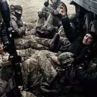 Як прокинешся ти завтра, глянеш в мирне небо, То згадай про того хлопця, що стоїть за тебе... Проникливий вірш