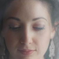 Життя моє в Україні не склалося, багато років я працювала продавцем на базарі в Києві, але жила від зарплати до зарплати, оренда житла забирала багато грошей. А потім наслухалася різних історій від жі