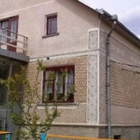 Катерина збирала гроші на весілля, вона поспішала видати заміж свою третю доньку. Вже жінки на роботі пліткували, та вона робила вигляд що про чутки нічого не знає, бо в неї була своя правда.