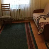 Наша мама все життя пропрацювала на заводі, і від підприємства їй була дана чотирикімнатна квартира, в якій ми всі жили однією великою родиною. Мама, тато і п'ятеро дітей: я, дві сестри і два брати.