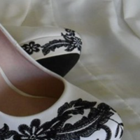 Жар оповив Василину, підкосилися ноги. В Олега є інша жінка? Тремтячими пальцями вона видалила текст повідомлення. «Що з тобою? Ти якась бліда», – запитав Олег. «Голова розболілася», – мовила Василина