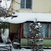 В понеділок приїхав мій старший брат з Америки. Навіз батькам всякої всячини, одягу якогось модного, батькові джинси. Матір накрила стіл, перед цим днів два готувала різну смакоту.