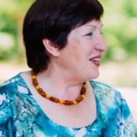 З поставленим завданням Анна справилася – дітей вивчила, хату побудувала, з чоловіком розлучилася. Він таки через рік, як Анна його покинула і поїхала на заробітки, зійшовся з вдовою.