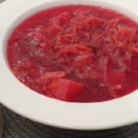 Син прийшов до мене в гості, поклала я йому тарілку з борщем, салат дістала, хліба нарізала, він як давай їсти все підряд. Я, бачачи таку справу, ще хліба відрізала, шпроти відкрила йому, огірочки мар