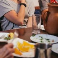 Щосвята, коли ми збираємося у моєї свекрухи вдома, я постійно купую дітям сестри мого чоловіка якісь подарунки, а Дмитро дає їм по 100 гривень. А Оксана моїй дитині жодного разу й цукерку в руки не да