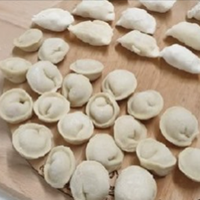 Всю суботу я простояла на кухні, готувала їжу для сина з невісткою – наліплю вареники, пельмені, зроблю котлети, голубці і фаршировані перці, в загальному, все те, що можна просто кинути на сковорідку