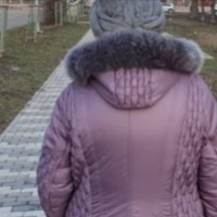 Відколи мама вийшла на пенсію, відтоді я їй допомагаю матеріально. Гроші якісь постійно даю, плюс за квартиру плачу повністю, купую продукти. Коли їдемо з чоловіком в магазин, маму теж беремо з собою,