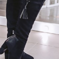 Відколи Марина приміряла в магазині чоботи за 6 тисяч гривень, втратила спокій. Була впевнена, що чоловік їй їх обов'язково купить. Але чоловік відмовив, сказав, що якщо вона хоче цих чобіт, то має са